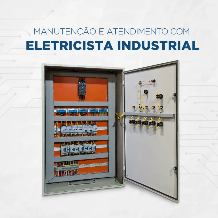 Manutenção e atendimento com eletricista industrial — quadro de comando aberto, com disjuntores, contatores e bornes cabeados na porta.